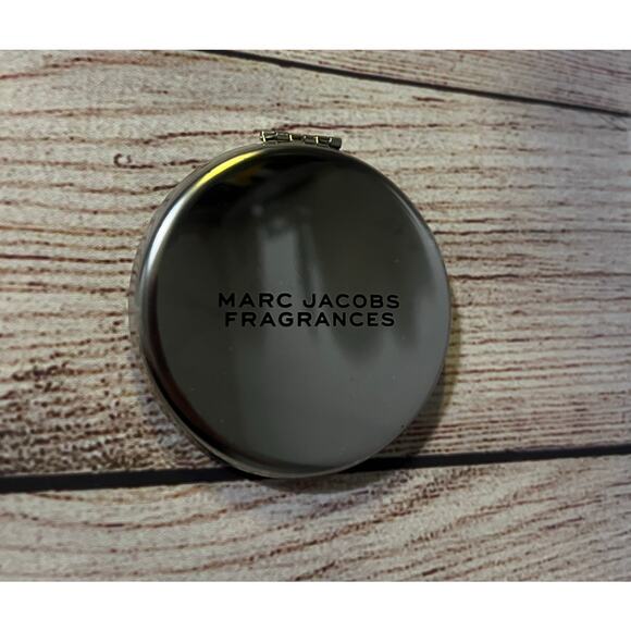 Marc Jacobs Fragrances Silver Compact Double Mirror Travel Size New - Picture 1 of 8